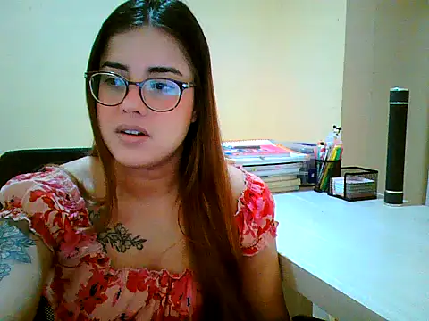 Snapshot of maliamiller chatting on 09.23.25 maliamiller online show from 09.23.25