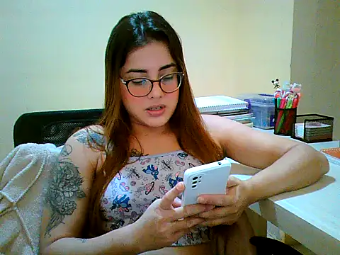 Snapshot of maliamiller chatting on 09.30.25 maliamiller online show from 09.30.25