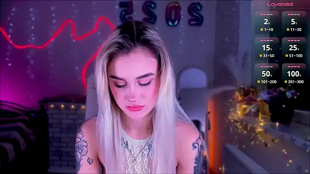 Snapshot of _Ravenaa chatting on 01.24.25 Ravenaa online show from 01.24.25