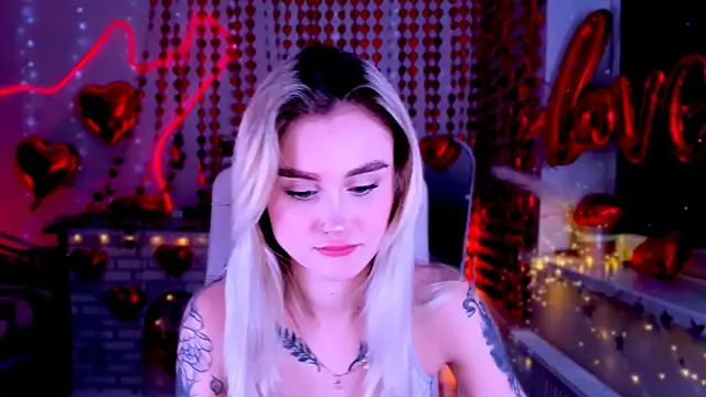 Snapshot of _Ravenaa chatting on 02.19.25 Ravenaa online show from 02.19.25