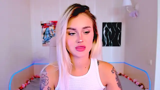 Snapshot of _Ravenaa chatting on 10.04.25 Ravenaa online show from 10.04.25