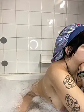 Snapshot of pircilla23 chatting on 10.30.25 pircilla23 online show from 10.30.25