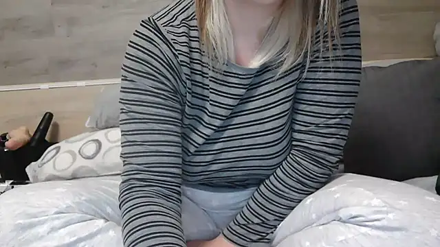 Snapshot of LaRa_forU chatting on 02.04.25 LaRa forU online show from 02.04.25