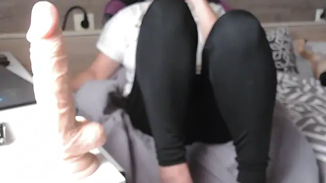 Snapshot of LaRa_forU chatting on 10.26.25 LaRa forU online show from 10.26.25