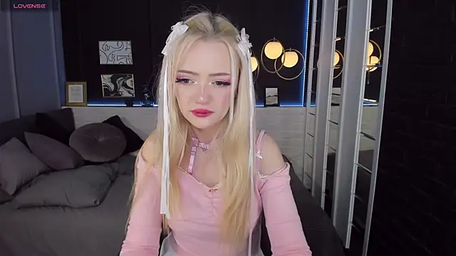 Snapshot of EmilyAir chatting on 12.28.24 EmilyAir online show from 12.28.24