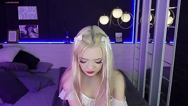 Snapshot of EmilyAir chatting on 01.24.25 EmilyAir online show from 01.24.25