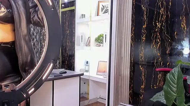 Snapshot of MirandaRossi chatting on 09.20.25 MirandaRossi online show from 09.20.25