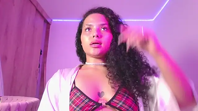 Snapshot of abril_ricci chatting on 10.20.25 abril ricci online show from 10.20.25