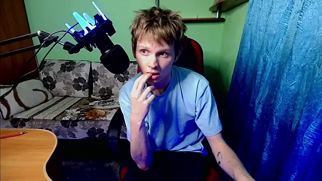 Snapshot of fameboyboo chatting on 09.16.25 fameboyboo online show from 09.16.25