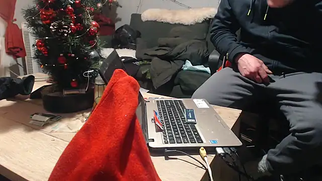 Snapshot of mikeythebestsucker chatting on 12.24.24 mikeythebestsucker online show from 12.24.24