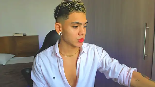 Snapshot of Stevenn_77 chatting on 12.17.24 Stevenn 77 online show from 12.17.24