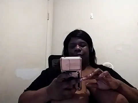 Snapshot of whitwhit86 chatting on 10.24.25 whitwhit86 online show from 10.24.25