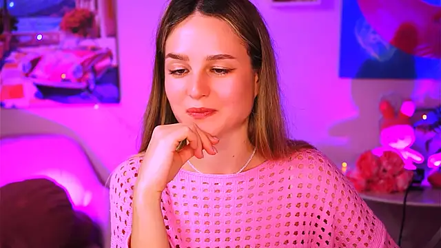 Snapshot of DeboraLarson chatting on 01.28.25 DeboraLarson online show from 01.28.25