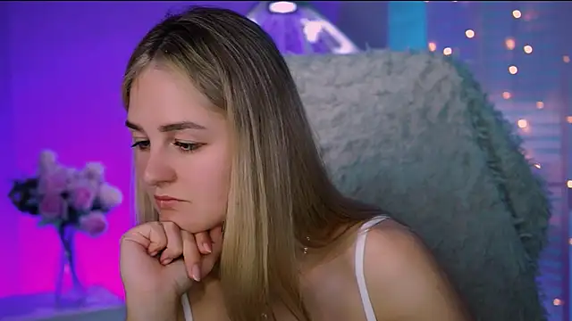 Snapshot of DeboraLarson chatting on 09.11.25 DeboraLarson online show from 09.11.25