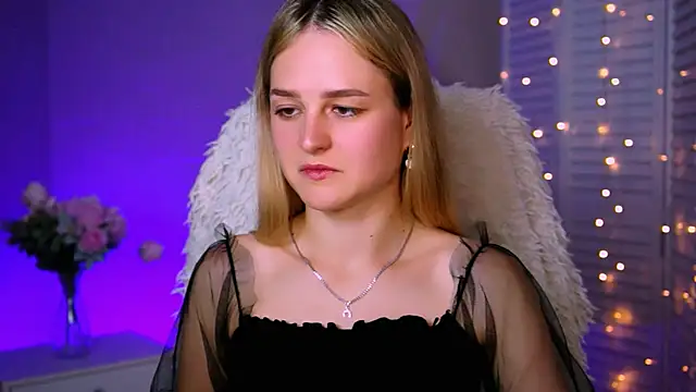 Snapshot of DeboraLarson chatting on 10.07.25 DeboraLarson online show from 10.07.25