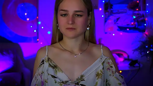 Snapshot of DeboraLarson chatting on 10.11.25 DeboraLarson online show from 10.11.25