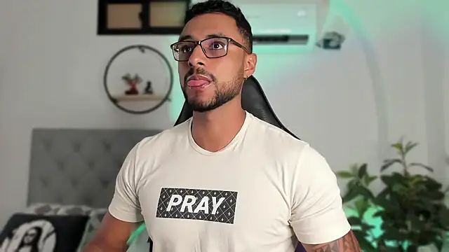LiamGarcia1 online show from 12.14.24
