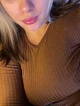 Snapshot of 69Laura696 chatting on 12.17.24 69Laura696 online show from 12.17.24