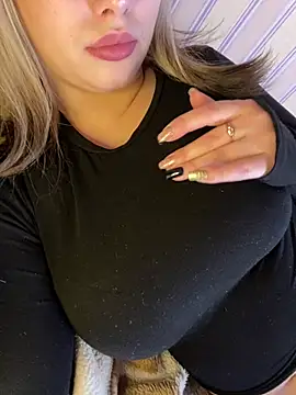 Snapshot of 69Laura696 chatting on 12.19.24 69Laura696 online show from 12.19.24