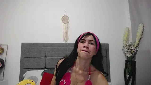 Snapshot of Vicky_Love_ chatting on 02.20.25 Vicky Love  online show from 02.20.25