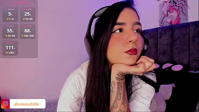 Snapshot of Alice_woodville chatting on 02.18.25 Alice woodville online show from 02.18.25