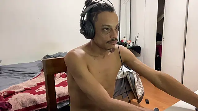 Snapshot of villanocat chatting on 12.03.24 villanocat online show from 12.03.24