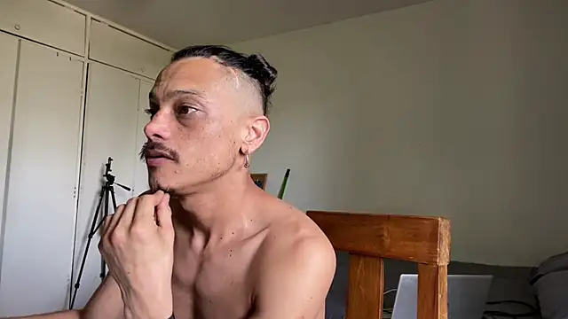 Snapshot of villanocat chatting on 12.10.24 villanocat online show from 12.10.24