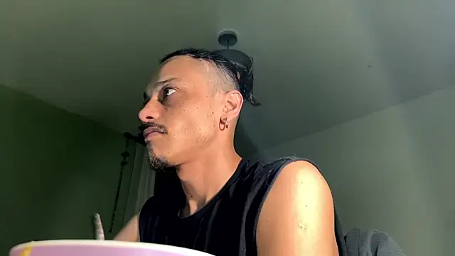 Snapshot of villanocat chatting on 09.26.25 villanocat online show from 09.26.25