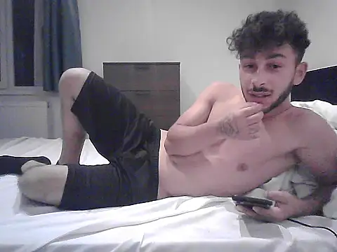 Snapshot of Iulianmarius12 chatting on 11.08.25 Iulianmarius12 online show from 11.08.25