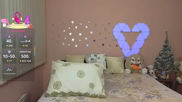 Snapshot of _Loves_ chatting on 11.10.25 Loves online show from 11.10.25