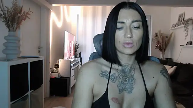 Snapshot of IntiMia chatting on 11.11.25 IntiMia online show from 11.11.25