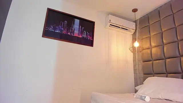 Snapshot of mile_uribe chatting on 09.10.25 mile uribe online show from 09.10.25