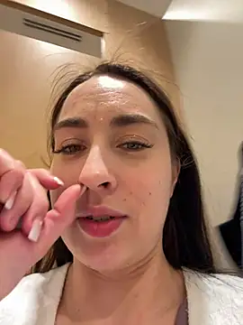Snapshot of Holly_Play chatting on 02.19.25 Holly Play online show from 02.19.25