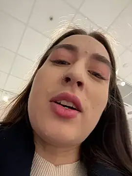 Snapshot of Holly_Play chatting on 03.21.25 Holly Play online show from 03.21.25