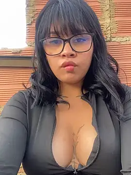 Snapshot of honeyy_mia chatting on 02.09.25 honeyy mia online show from 02.09.25