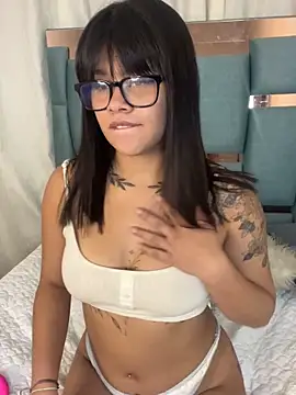 Snapshot of honeyy_mia chatting on 10.15.25 honeyy mia online show from 10.15.25