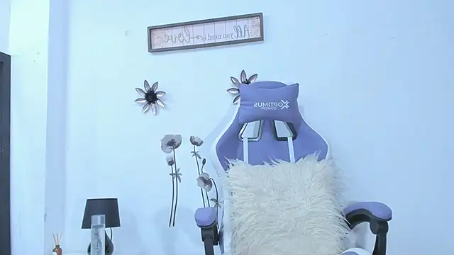 Snapshot of AnneGagner chatting on 12.21.24 AnneGagner online show from 12.21.24