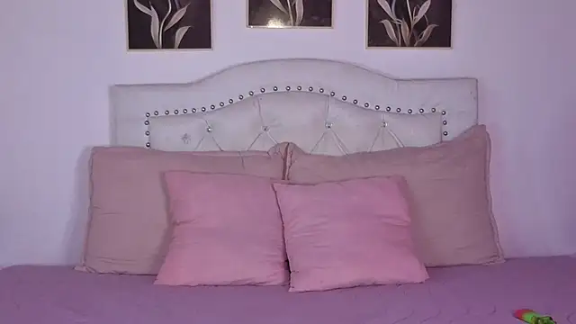 Snapshot of AnneGagner chatting on 09.26.25 AnneGagner online show from 09.26.25