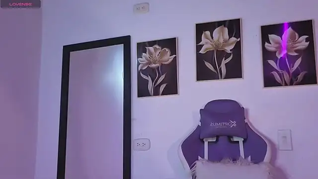 Snapshot of AnneGagner chatting on 11.06.25 AnneGagner online show from 11.06.25