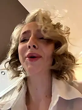 Snapshot of CaseyStar chatting on 12.03.24 CaseyStar online show from 12.03.24