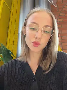 Snapshot of CaseyStar chatting on 01.18.25 CaseyStar online show from 01.18.25