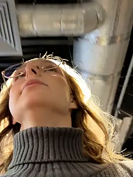 Snapshot of CaseyStar chatting on 02.03.25 CaseyStar online show from 02.03.25