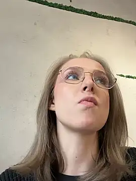 Snapshot of CaseyStar chatting on 02.06.25 CaseyStar online show from 02.06.25