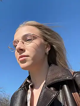 Snapshot of CaseyStar chatting on 03.07.25 CaseyStar online show from 03.07.25