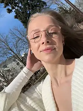 Snapshot of CaseyStar chatting on 03.09.25 CaseyStar online show from 03.09.25