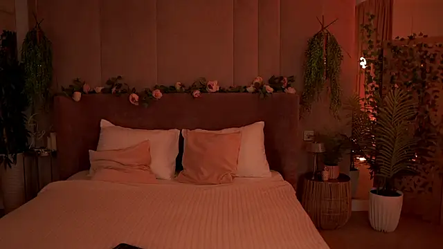 Snapshot of Smiley_Mia chatting on 09.18.25 Smiley Mia online show from 09.18.25