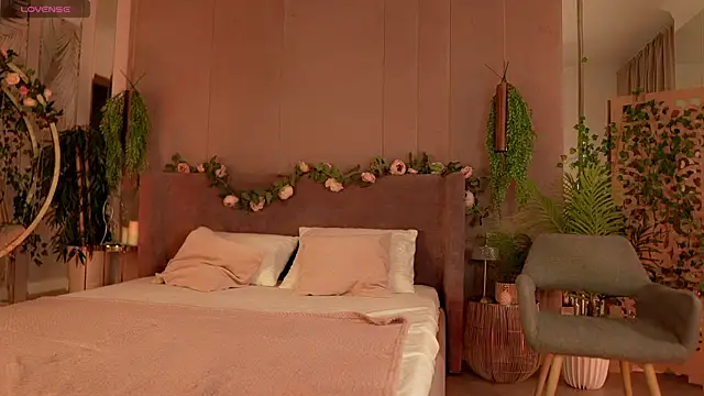 Snapshot of Smiley_Mia chatting on 10.16.25 Smiley Mia online show from 10.16.25