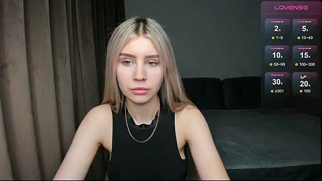 Snapshot of Kitty_Aurora chatting on 10.27.25 Kitty Aurora online show from 10.27.25