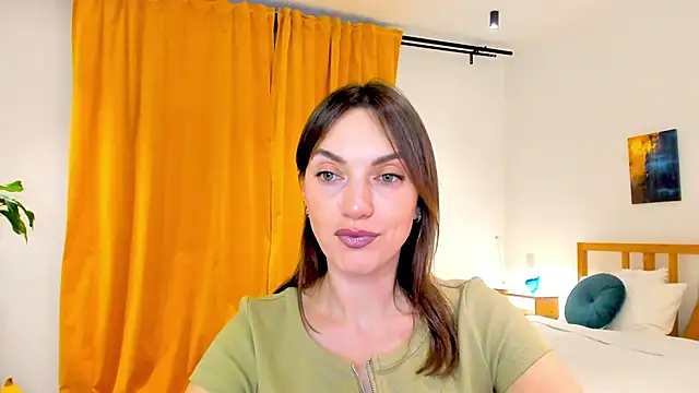 Snapshot of LovelyeeMia chatting on 12.13.24 LovelyeeMia online show from 12.13.24