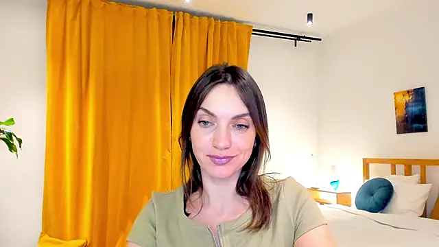 Snapshot of LovelyeeMia chatting on 12.13.24 LovelyeeMia online show from 12.13.24